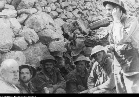 Wańkowicz z żołnierzami 3 DSK - Bitwa o Monte Cassino