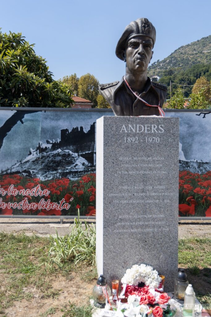 Generał Anders - pomnik w Cassino