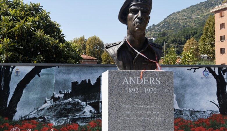 Przewodnik Monte Cassino i okolice - popiersie generała Andersa