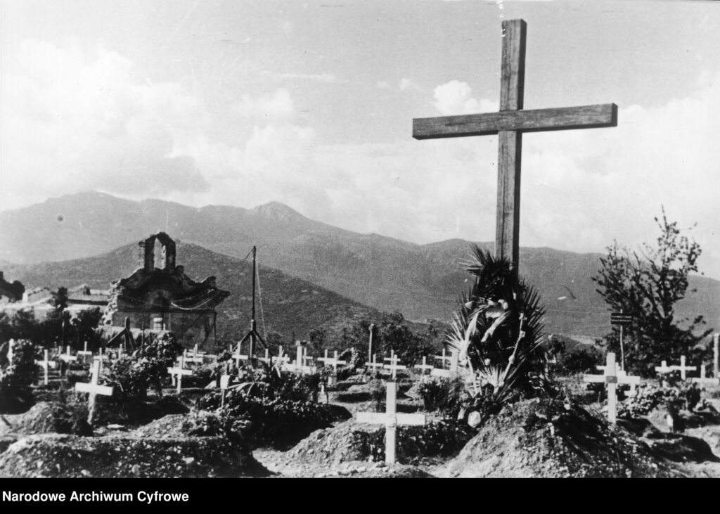 Groby polskich żołnierzy na cmentarzu polowym w San Vittore del Lazio