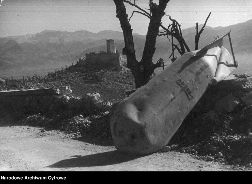 Jedna z bomb zrzuconych na Cassino
