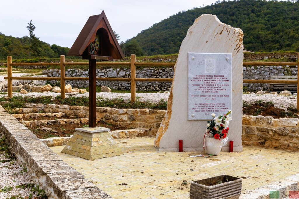 Cmentarz w Acquafondata - pomnik w miejscu cmentarza polowego