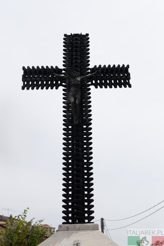 Krzyż na pomniku