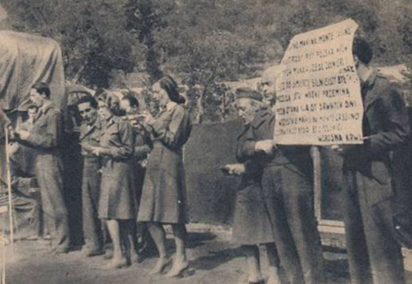 Orginalne zdjecie z 20.05.1944 – pierwsze wykonanie piesni Czerowne Maki na Monte Cassino na Monte Cassino.