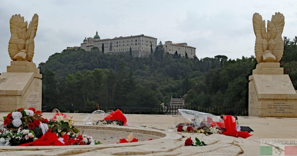 Cmentarz Wojenny na Monte Cassino. Widok na klasztor