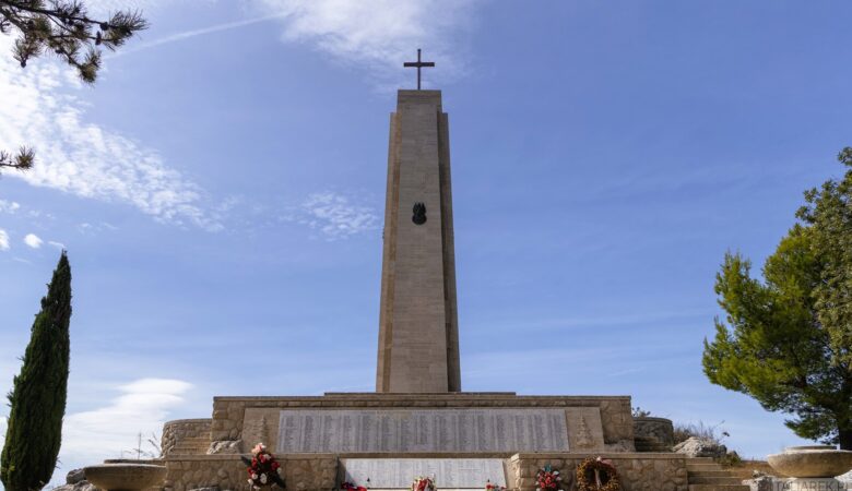Pomnik 3 DSK na wzgórzu 593
