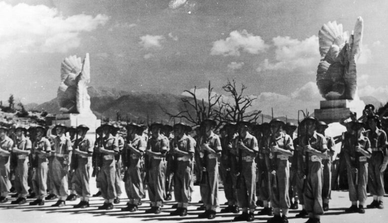 5 KDP: Uroczystość poświęcenia Polskiego Cmentarza Wojennego na Monte Cassino. Kompania honorowa 5 Kresowej Dywizji Piechoty