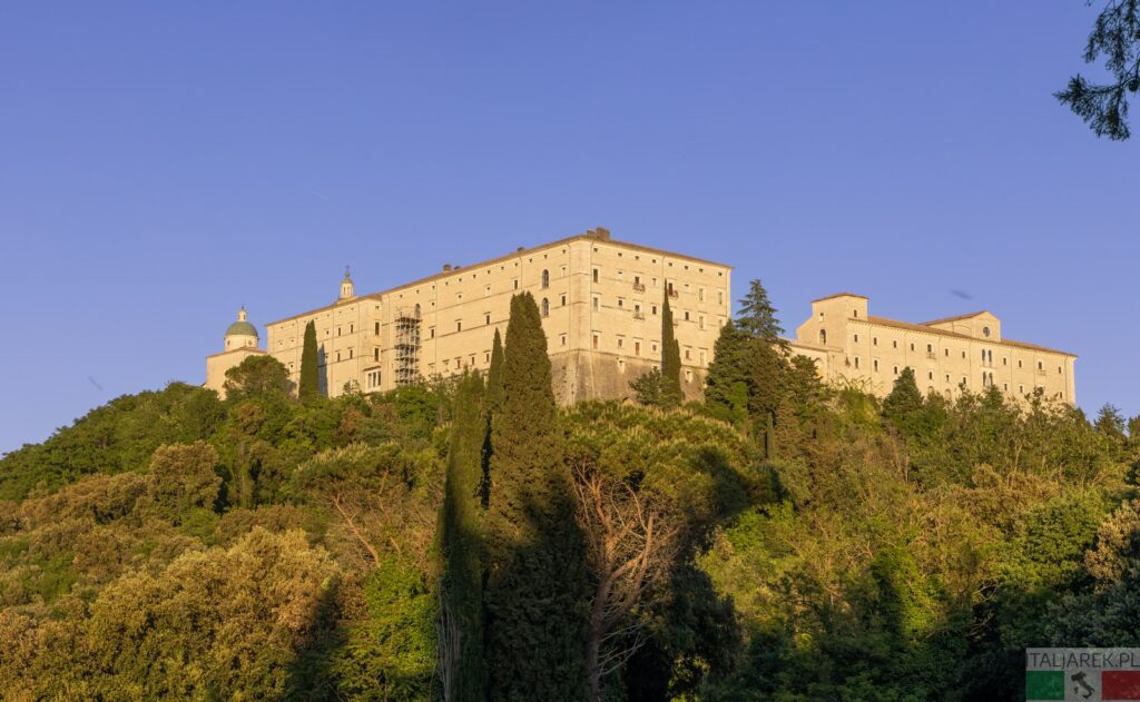 Klasztor na Monte Cassino w promieniach wieczornego słońca