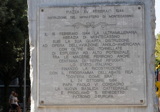 Tablica pamiątkowa w Cassino przy placu XV Febbraio