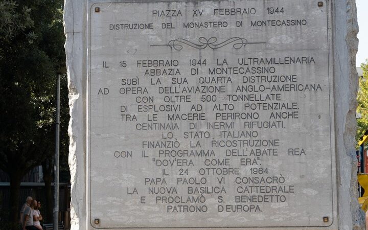 Tablica pamiątkowa w Cassino przy placu XV Febbraio