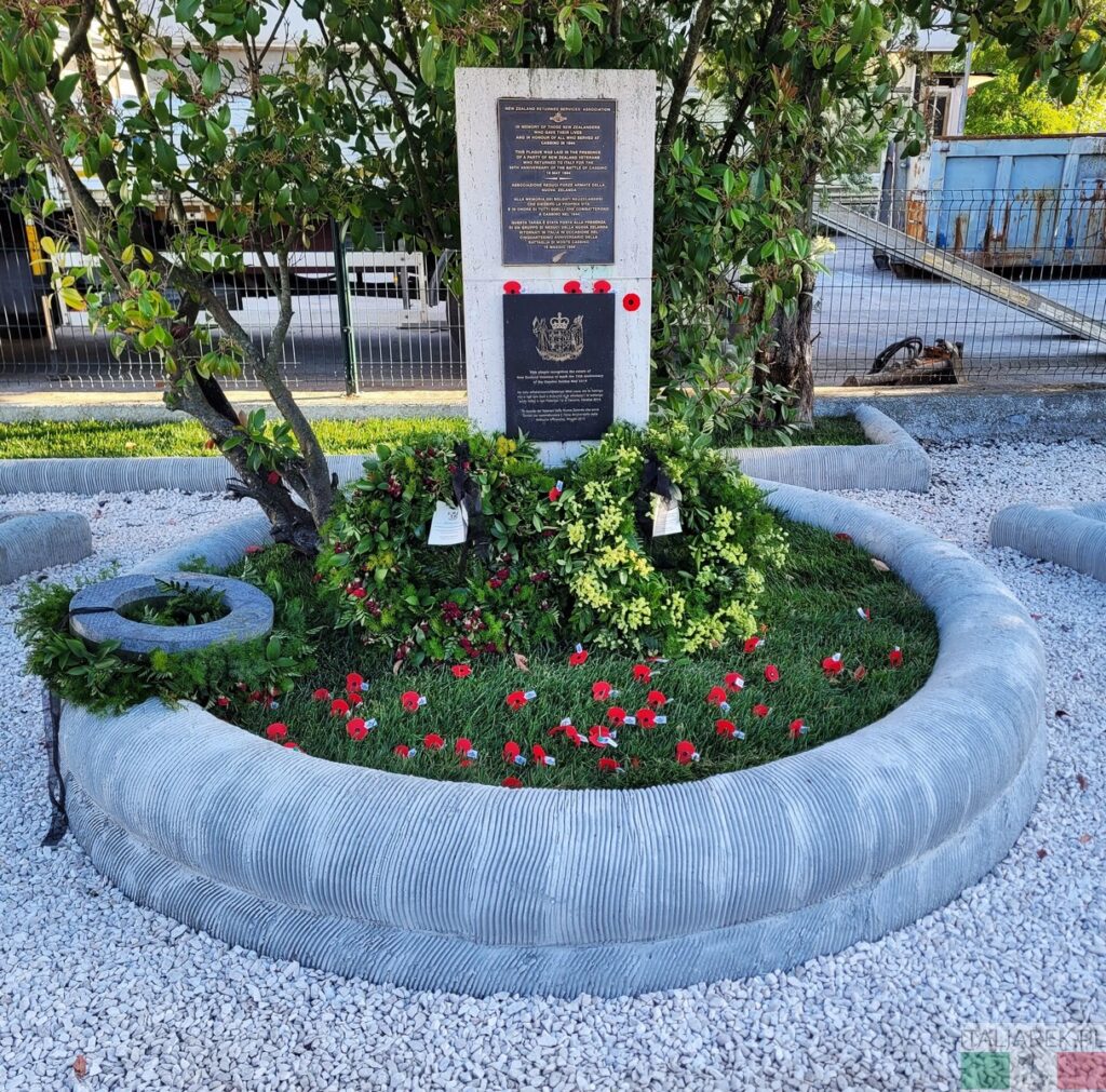 Monument upamiętniający batalion Maorysów i walki Nowozelandczyków, ustawiony na peronie 1 dworca kolejowego w Cassino.