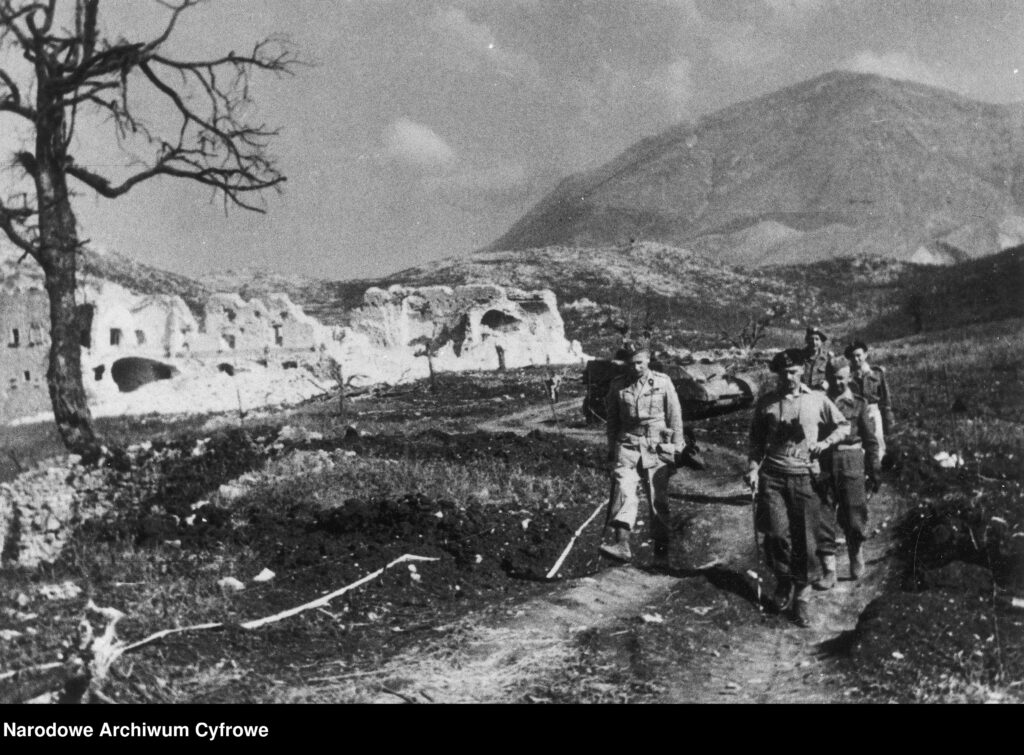 Generałowie Bronisław Duch i Władysław Anders na Massa Albaneta po zakończeniu walk (maj 1944). 