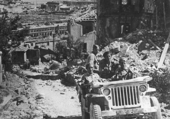 Ankona 1944 - Żołnierze 2 Korpusu Polskiego na ulicach zdobytego miasta