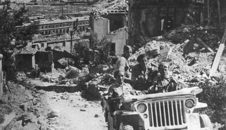 Ankona 1944 - Żołnierze 2 Korpusu Polskiego na ulicach zdobytego miasta