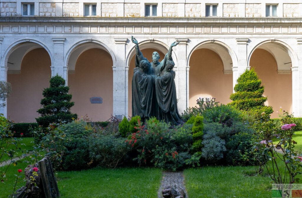 Klasztor Monte Cassino - pierwszy dziedziniec