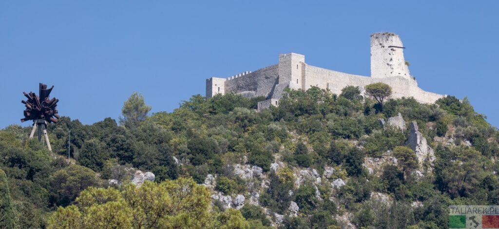 Rocca Janula, po lewej - Pomnik Pokoju