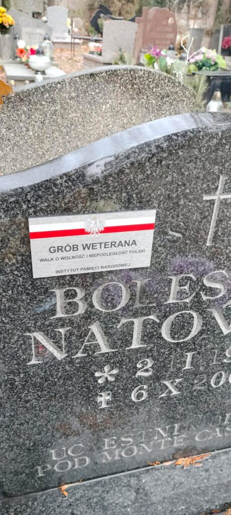 Nagrobek już tabliczką "Grób Weterana"