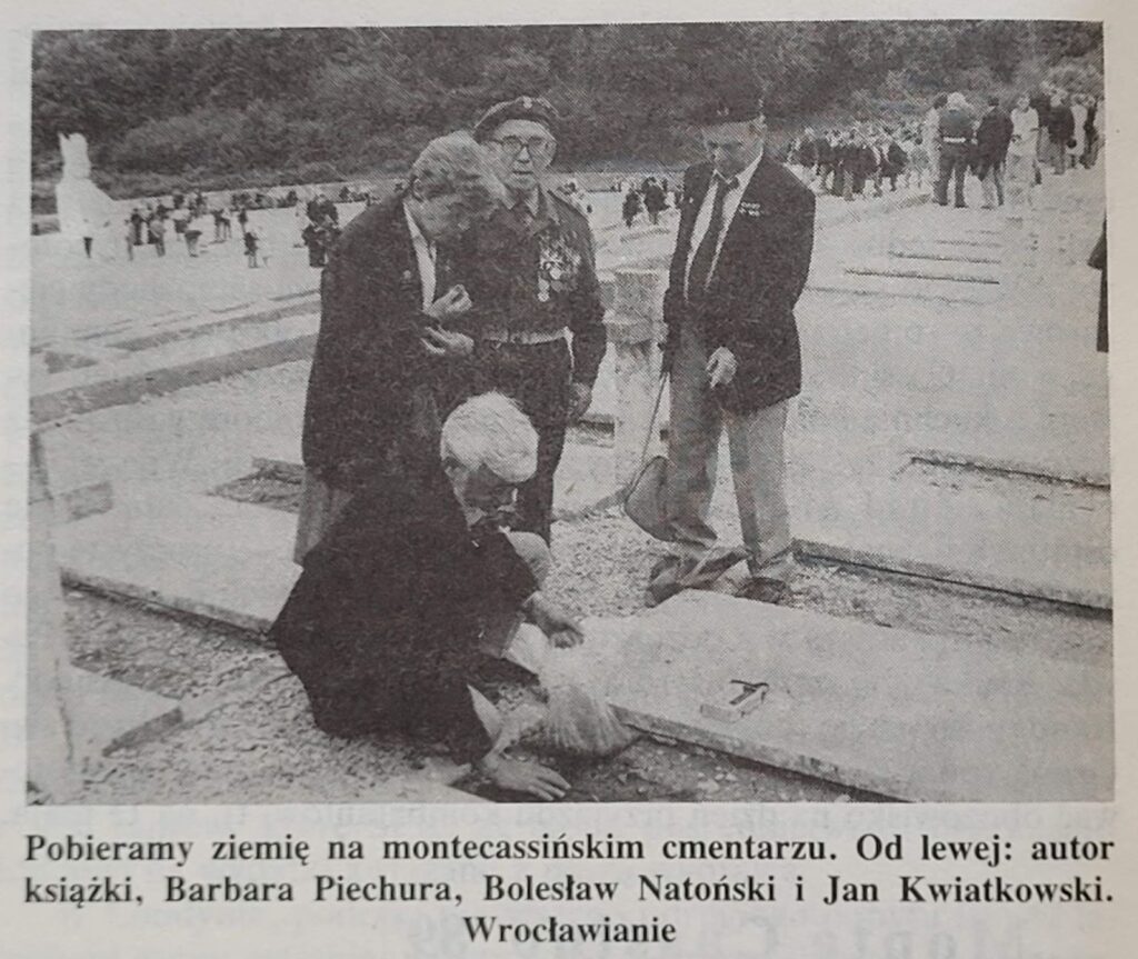 Jan Szatsznajder pobiera ziemię z cmentarza na Monte Cassino (1989)