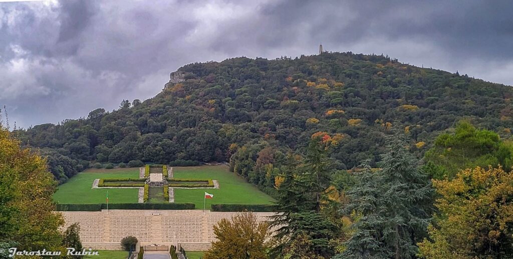 Polski Cmentarz Wojenny na Monte Cassino. W tle wzgórze 593 z pomnikiem 3 Dywizji Strzelców Karpackich