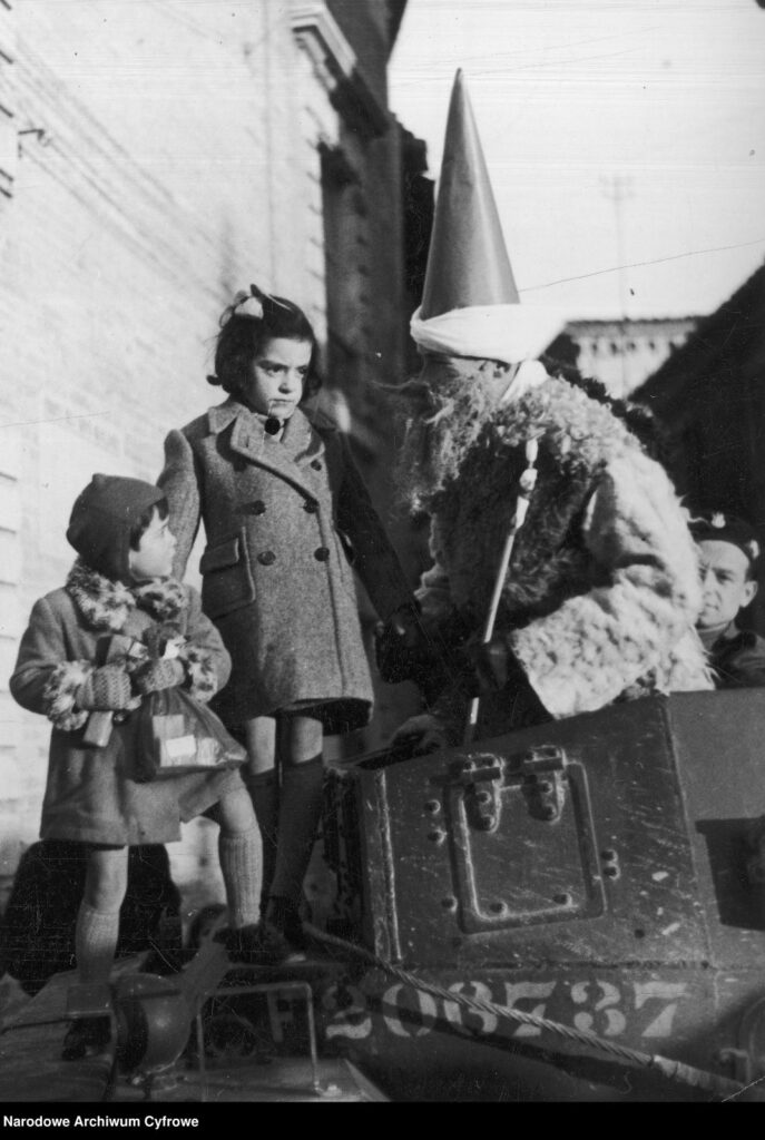 1 Pułk Ułanów Krechowieckich - Święty Mikołaj przyjechał do włoskich dzieci na samochodzie pancernym Daimler Scout Car.