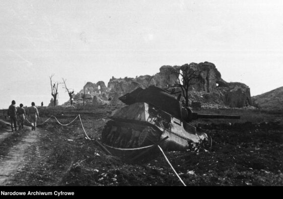 Masseria Albaneta - Czołg M4 Sherman zniszczony w trakcie bitwy o Monte Cassino