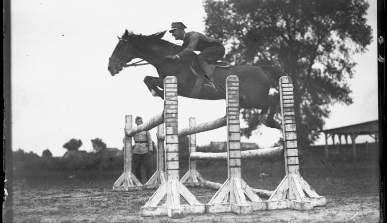 Podporucznik Stanisław Wołoszowski na Zubrze podczas skoku przez przeszkodę (1936)