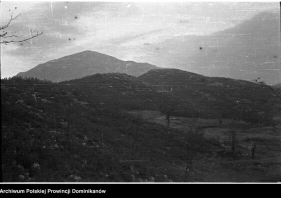 Widok z Gardzieli na grzbiet Widmo. Na dalszym planie szczyt Monte Cairo (maj 1944). Fot. Archiwum Polskiej Prowincji Dominikanów (autor nieznany), Narodowe Archiwum Cyfrowe.