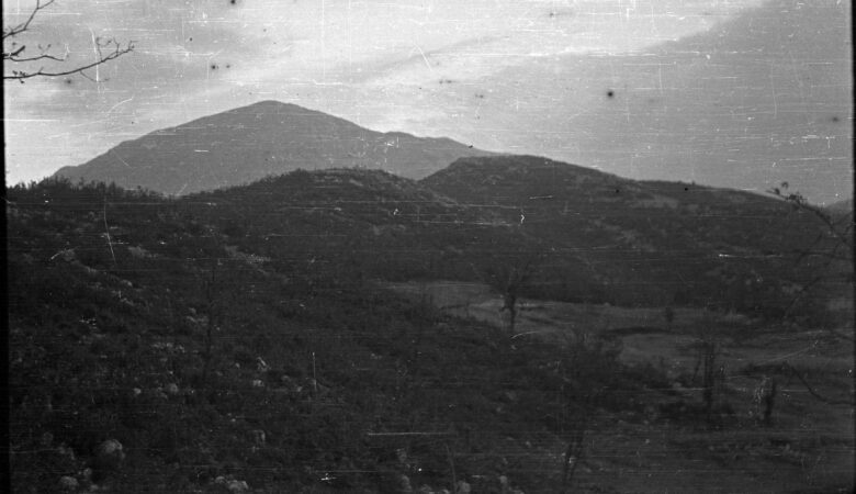 Widok z Gardzieli na grzbiet Widmo. Na dalszym planie szczyt Monte Cairo (maj 1944). Fot. Archiwum Polskiej Prowincji Dominikanów (autor nieznany), Narodowe Archiwum Cyfrowe.