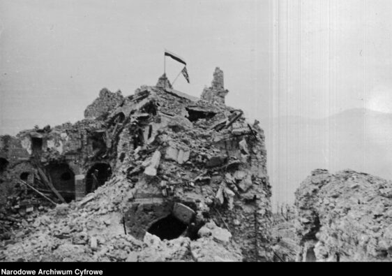 Polska flaga na Monte Cassino