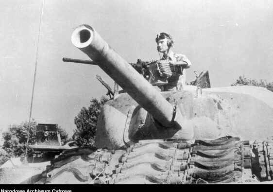 Ppłk Władysław Bobiński w czołgu M4 Sherman w trakcie walk o Ankonę