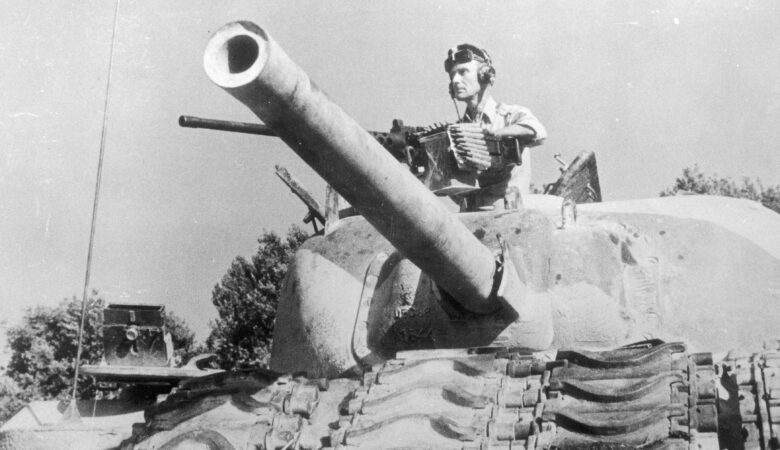 Ppłk Władysław Bobiński w czołgu M4 Sherman w trakcie walk o Ankonę