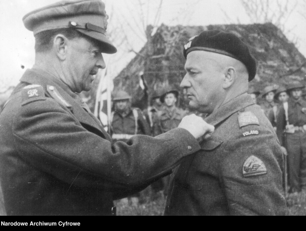 Marszałek polny Harold Alexander dekoruje gen. Bronisława Rakowskiego
po zakończeniu walk o Ankonę