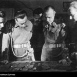 Odprawa w Pułku Ułanów Karpackich. Widoczni m.in.: mjr. Stanisław Zakrzewski (2. z prawej) i rtm. Stanisław Stryjkowski.