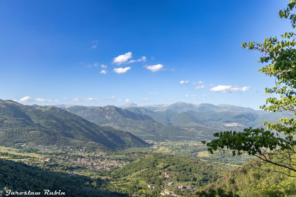 Widok z Drogi Polskich Saperów na Caira di Cassino i Monte Rotondo