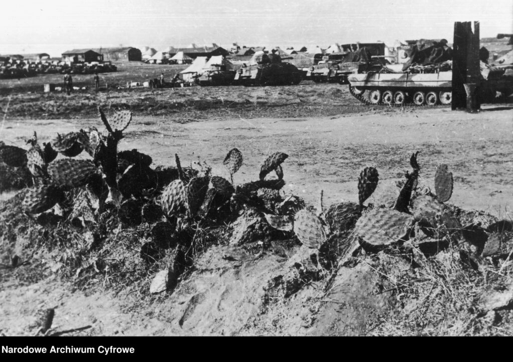 Obóz 6 Pułku Pancernego "Dzieci Lwowskich". W głębi widoczne czołgi Sherman M4