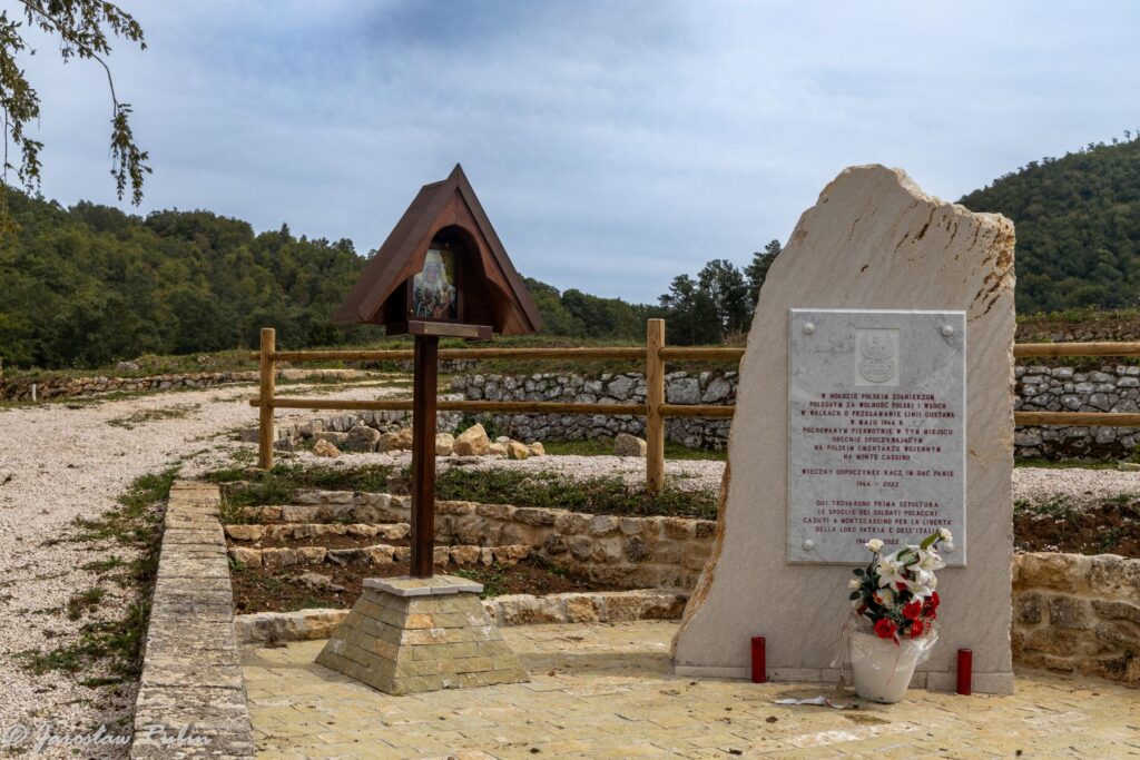 Acquafondata, obelisk