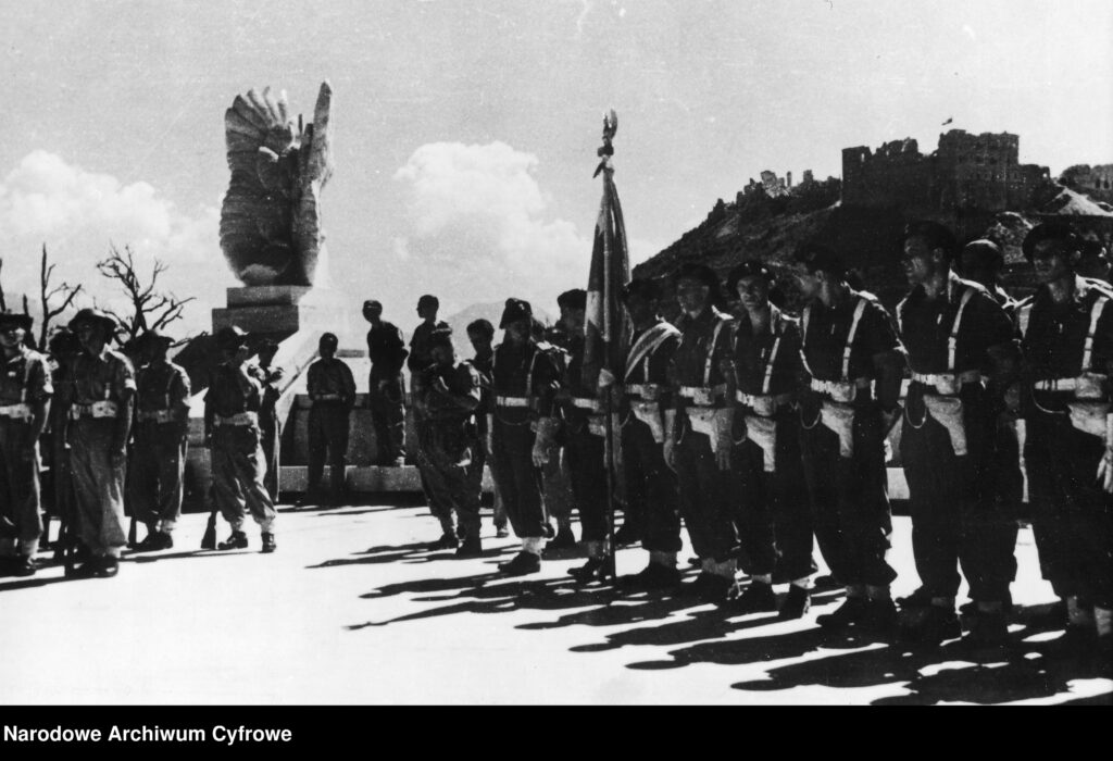 Poświęcenie cmentarza na Monte Cassino - Pułk 4 Pancerny - Szwadron honorowy