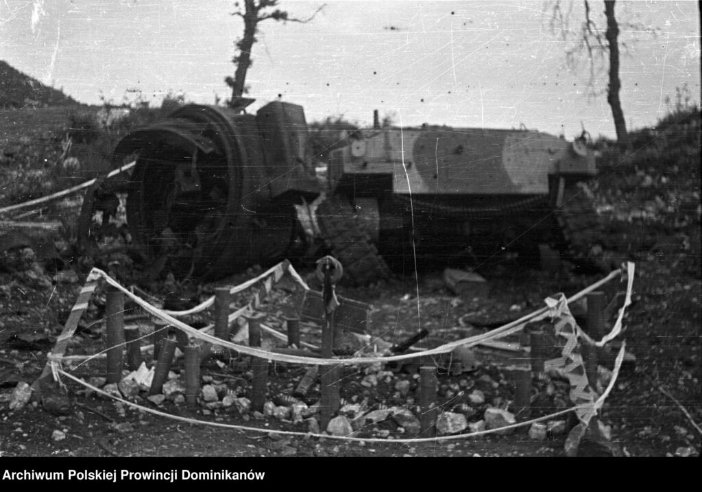Włochy, Gardziel. Wrak czołgu Sherman III ppor. Ludomira Białeckiego, będący obecnie pomnikiem. Na pierwszym planie grób st. strz. Eugeniusza Bogdajewicza, kpr. Edwarda Ambrożeja i kpr. Bolesława Karczewicza, którzy zginęli w czołgu 12 V 1944 r.