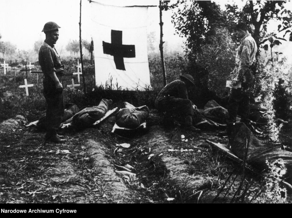 Grzebanie poległych na prowizorycznym cmentarzu w Acquafondata