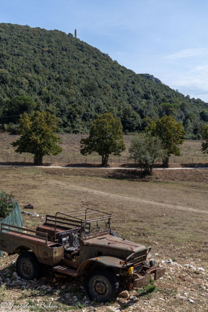 Widok z Albanety na wzgórze 593