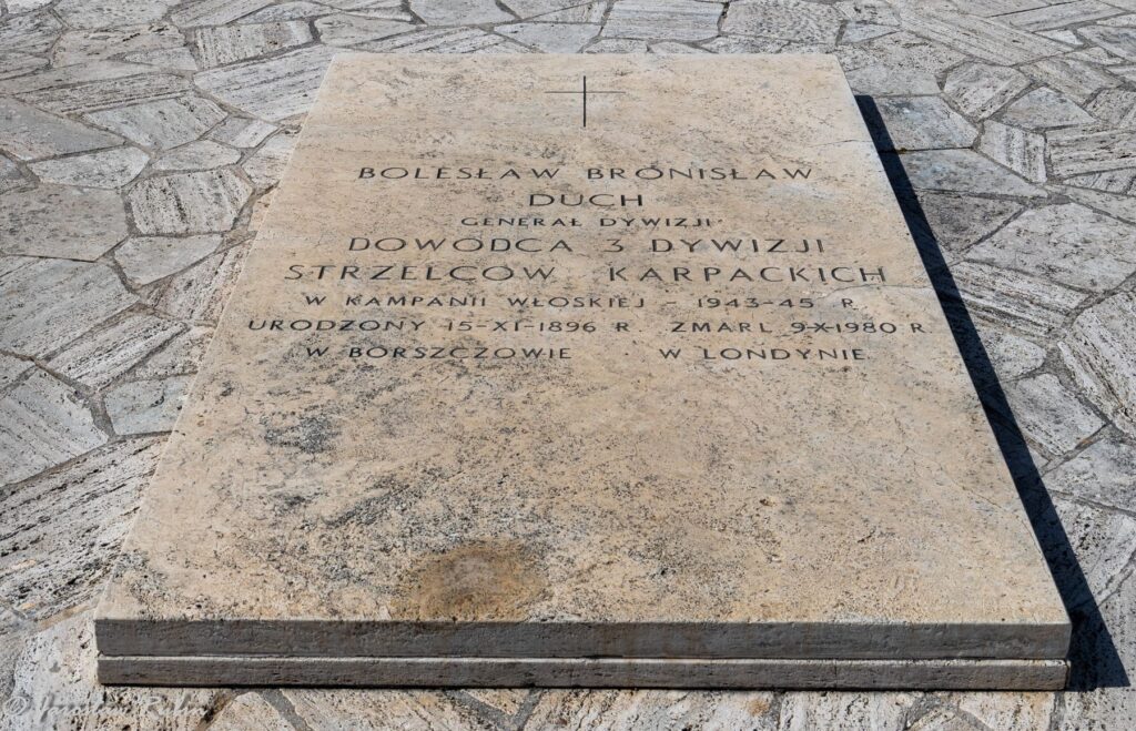 Grób gen. Bronisława Ducha na Polskim Cmentarzu wojennym na Monte Cassino