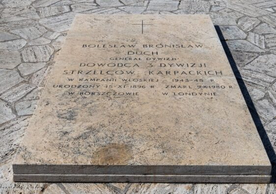 Grób gen. Bronisława Ducha na Polskim Cmentarzu wojennym na Monte Cassino