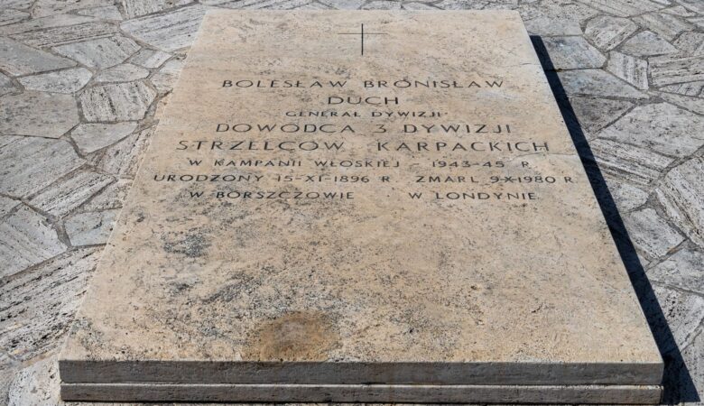 Grób gen. Bronisława Ducha na Polskim Cmentarzu wojennym na Monte Cassino