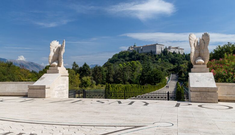 Polski Cmentarz Wojenny i widok na klasztor na Monte Cassino