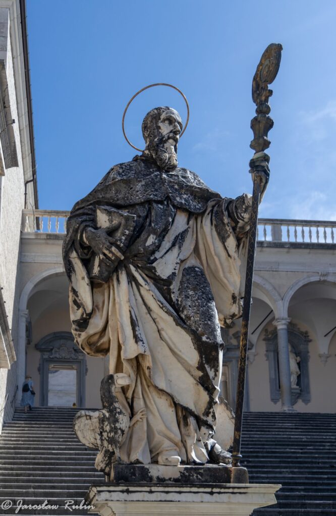 Klasztor na Monte Cassino - statua św. benedykta