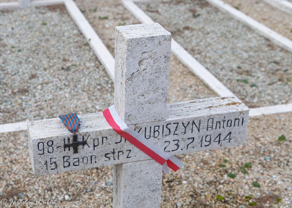 Jeden z grobów na cmentarzu w Loreto