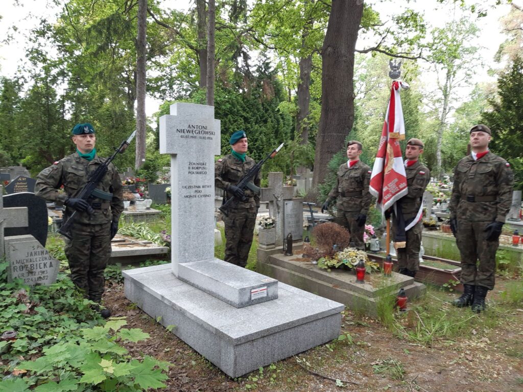 Antoni Niewęgłowski - uroczystość poświęcenia nowego nagrobka