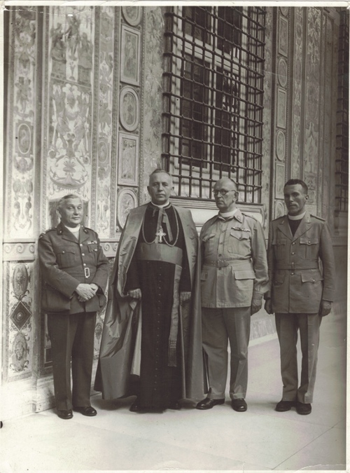 Ks. płk Bronisław Michalski, bp Józef Gawlina, ks. Włodzimierz Cieński i kapelan biskupa polowego po audiencji u Piusa XII w Watykanie (fot. ze zbiorów Edwarda Mier-Jędrzejowicza)