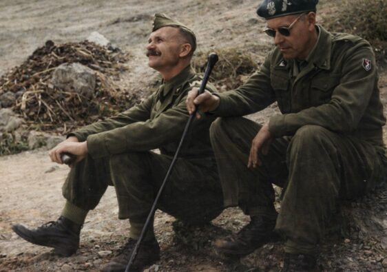 Generałowie Nikodem Sulik i Zygmunt Bohusz-Szyszko na polu bitwy o Monte Cassino (maj 1944), koloryzacja AI