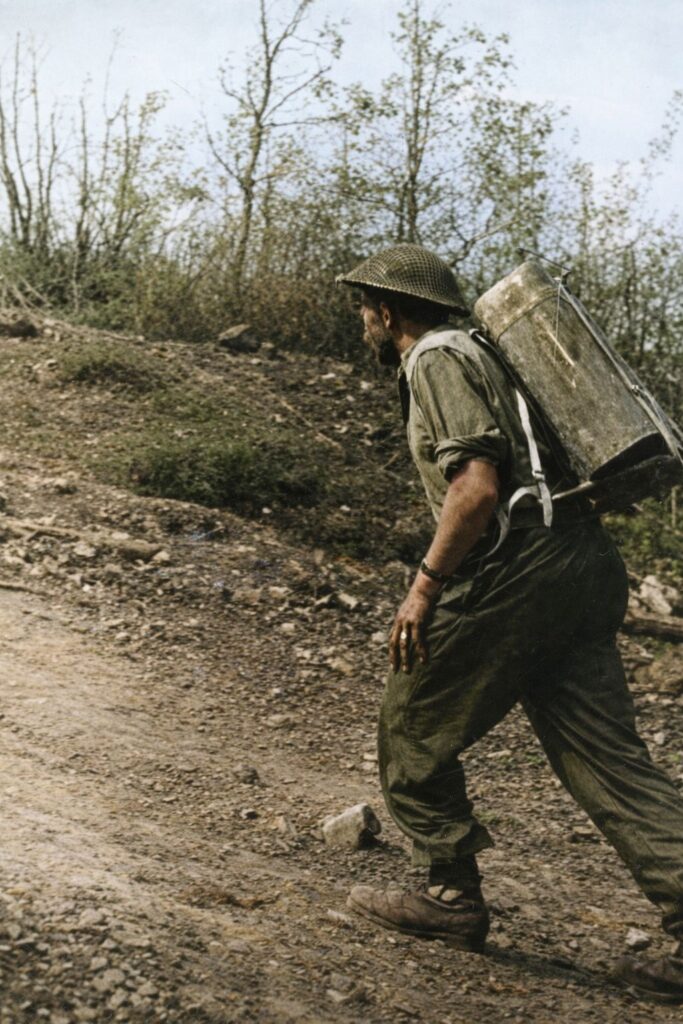 Żołnierz zaopatrujący oddziały w wodę w czasie bitwy o Monte Cassino, zdjęcie archiwalne NAC pokolorowane przez AI